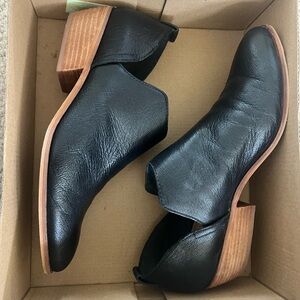 FRYE AND CO. Ebony Leather Ankle Booties